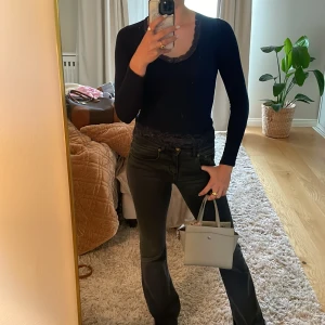 Spets topp från hollister🩵 - Snygg långärmad spetstopp från hollister i gott skick, fint material, inte mycket använd 💞  Pris kan diskuteras 🫶