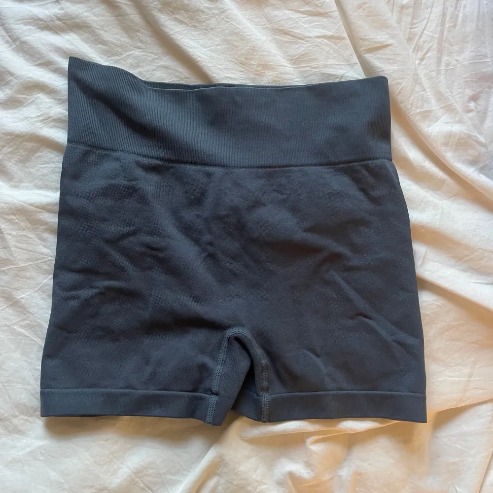 Säljer dessa skitsnygg scrunch shorts då de inte kommer till användning längre! . Sportswear.