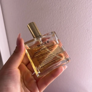 Nuxe oil - Provat en gång men används ej, köpt för ca 370kr Den är 90% full. Sprayflaska, kan anvämdas på hår och kropp