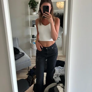 Jeans - Svarta jeans ifrån bikbok. 90s straight waist 26 length 32. Normal passform. Använt nån gång. Högmidjade