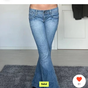 Lågmidjade jeans  - Säljer vidare dessa super snygga lågmidjade jeansen som är perfekta! Säljer då dem tyvärr är för korta för mig🙃köpte för 700