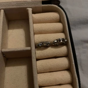 Silver örhängen - Ett par fina silver örhängen  Från Edblad mini Original pris 350kr Nytt pris 220kr Knappast använda