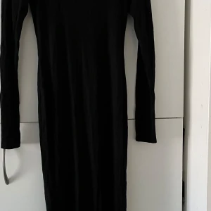 Off the shoulder klänning  - Från missguided i storlek S 