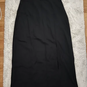 Midi kjol från Gina Tricot  - Midi kjol från Gina Tricot i storlek xs med cut 