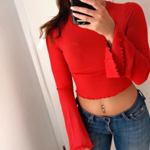 Croppad tröja från River Island - Mycket stretchig och skön. Använd ca 2 gånger så den är i nyskick. 