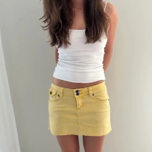 Ljusgul jeanskjol - Säljer denna superfina jeanskjolen som är i jättebra skick!  Midjemått: 38x2 (lånade bilder)