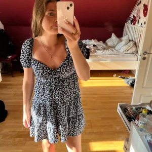 Sommat klänning  - Bara använd en gången och säljer för att jag ej kommer att använda den och det är i mycket bra skick 