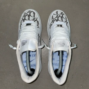 Custom dior air force - köpta i Danmark, hör av er ifall några frågor!! Kom med pris!!!