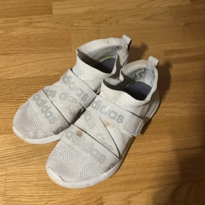 Adidas skor - Skor från adidas i storleken 38. Sitter vädligt bra och har kardborrband mitt på skon. 