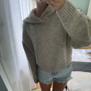 Beige stickad tröja - Mysig beige stickad hoodie. Knappt använd💕