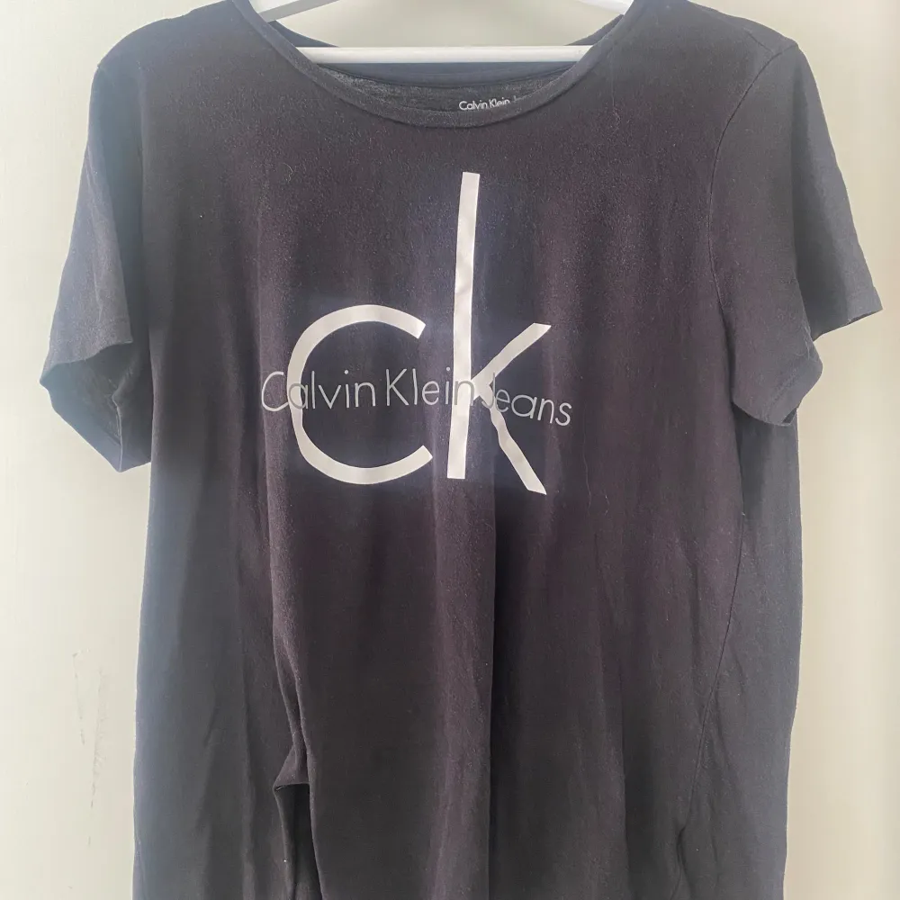 En tröja från Calvin klein jeans som passar till både tjejer och killar, helt ny och aldrig använt, storlek L/G. T-shirts.