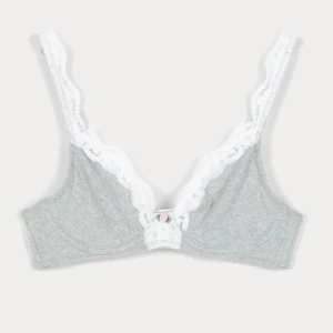 Gullig Bh - Bygel bh utan vadderingar, säljs inte i den vita färgen längre. Använd 1 gång, säljer eftersom jag råkade köpa fel storlek 