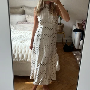 Prickig klänning - Jättefin klänning som tyvärr aldrig kommit till användning. Köpt för 559kr och prislappen är fortfarande kvar. Knytning i nacken. 