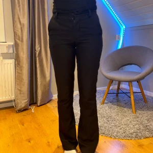 Kostymbyxor - Svarta kostymbyxor från bikbok strl 34. Köpt för ca en månad sen, använda sparsamt o i fint skick. 500 nypris. billigare vid snabb smidig affär ❤️