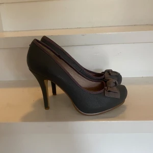 Pumps - Grå pumps med rosett framtill! Oanvända!