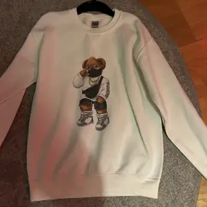 Säljer denna gulliga sweatshirten från fashion bear! Köpt för 799kr men säljer för 115kr! Mycket bra skick och är i stl S! Väldigt skön och mysig nu under hösten