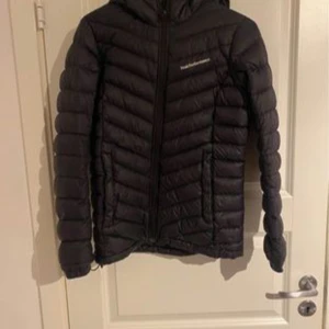 Peak performance jacka dam - Säljer min syster jacka den är använd ett par gånger men är fortfarande i bra skick och har inga skador. 