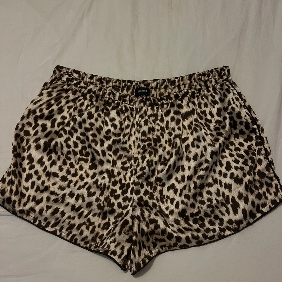 Satin leopard shorts 