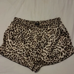 Satin leopard shorts  - Bra skick
