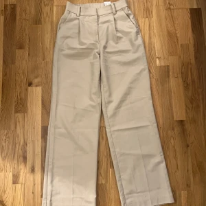 Kostymbyxor beige  - Kostymbyxor från H&M st 36 raka i benen