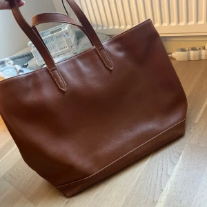 Handväska brun  - Så snygg handväska, men kommer tyvärr inte till användning. Gott men använt skick. Väskan rengörs självklart innan den skickas 💖