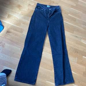 Högmidjade jeans lite bagy 