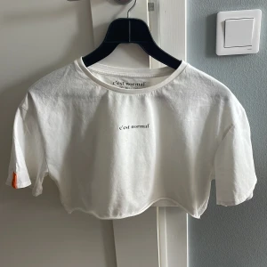Croppad c’est normal tröja - Säljer c’est normal tröja köpt från Janni Delers sellpy🤍