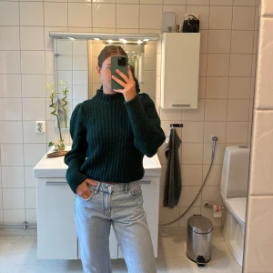 Grön stickad tröja stradivarius  - Superskön grön stickad tröja från stradivarius 💚 Nästan oanvänd därför är tröjan i superfint skick. Pris går att diskuteras!