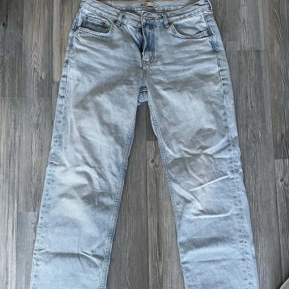 Säljer dessa väldigt fina jeans från Gina då de tyvärr är för stora på mig. Väldigt fint skick.. Jeans & Byxor.