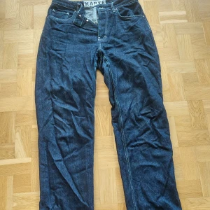 Jeans - Vida jeans i mörkblått från Karve.