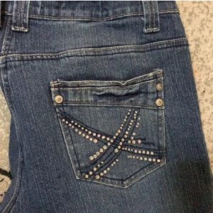 low waist bootcut jeans - köpt här på plick (vissa bilder är ej mina) säljes då de var förstora midjemått 85cm