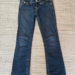True religion jeans! - Säljer mina fina true religion jeans. Dem är inte använda mycket och är i storlek 24! Skriv vid funderingar eller frågor!❤️🥰
