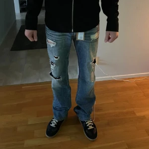 Bootcut Distressed Acne Jeans  - Säljer dessa sköna acne jeans skriv gärna om ni har några ytterligare frågor eller funderingar😋👍 (bilder från förra ägaren)