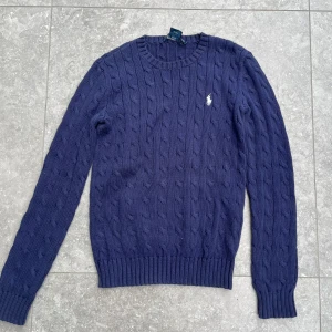 Polo Ralph Lauren tröja  - Säljer denna riktigt fina polo Ralph Lauren tröja i bra skick. Köpt för 1200 mitt pris 200. Vid snabb affär kan priset diskuteras. 