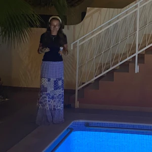 Långkjol - Sååå fin och unik lång kjol som jag köpte i 🇵🇹. Står varken vilket märke eller storlek men den sitter perfekt på mig som är 166cm så jag skulle säga att det är storlek S. Nästan aldrig använd så i superbra skick!💙💙💙🤍🤍🤍