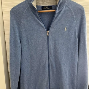 Ralph lauren zip  - Ralph lauren full zip i storlek M men sitter litet för storleken. Om det finns någon funderingr det bara att höra av sig.