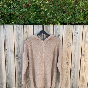 Merinoull hoodie - Tja! Säljer min merinoull hoodie! Den är splitter ny och aldrig använd. Men den fick ett hål på högra sidan av axeln oga förra köparen var inte försiktig nog med att öppna paketet och tog då sönder den!