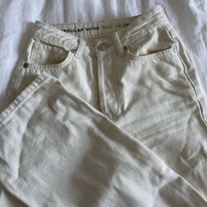 Jeans - Ljusbeiga/vita midwaist jeans från bikbok. Bra skick. Storlek W24/L32