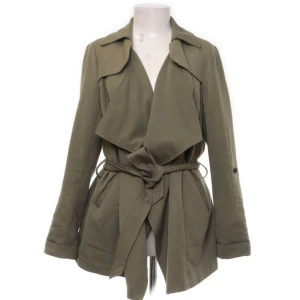Militärgrön mjuk jacka Trenchcoat - • Bred - smal passform • Upplevs som S-M • Använd men ej sliten • Bild 1 och 5 visar färgen bäst • Mjukt och tjockt tyg