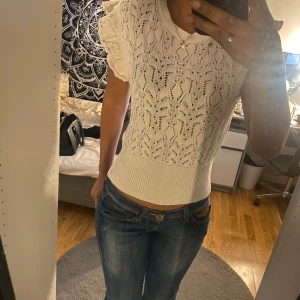 Vit blus  - Vit virkad blus från Lindex i storlek M, men passar även S skulle jag säga! Köptes för 350kr och är i väldigt bra skick! ❗️Skriv innan du köper❗️