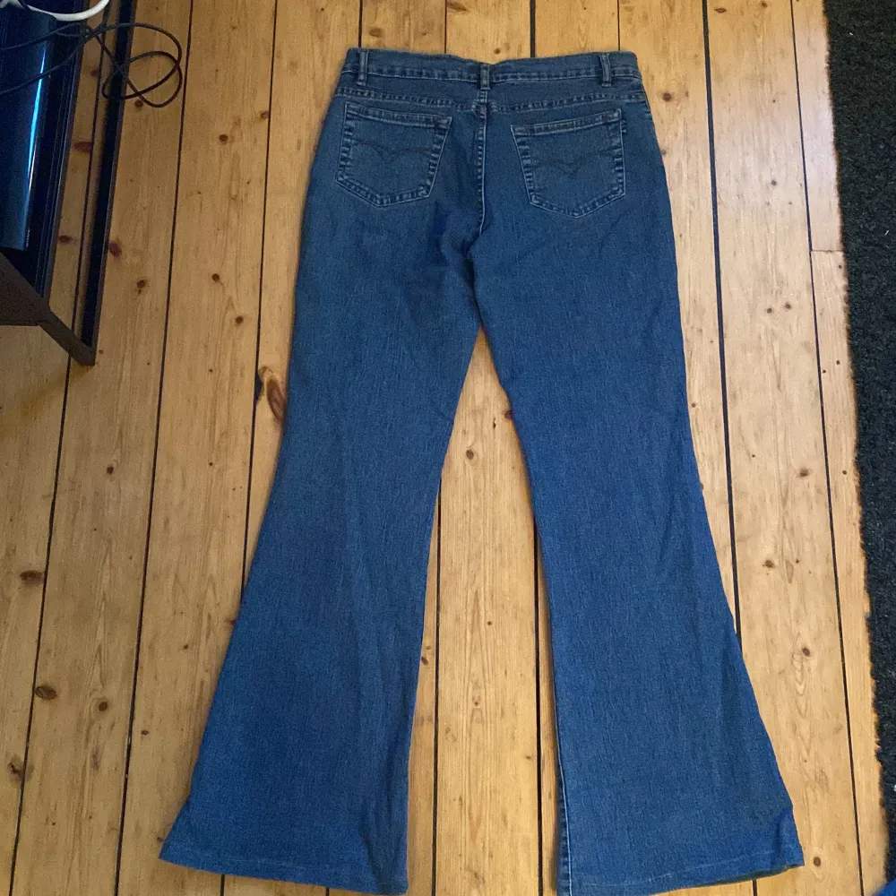 Jättesnygga lowwaist bootcut i helt nyskick, aldrig använda!!. Jeans & Byxor.