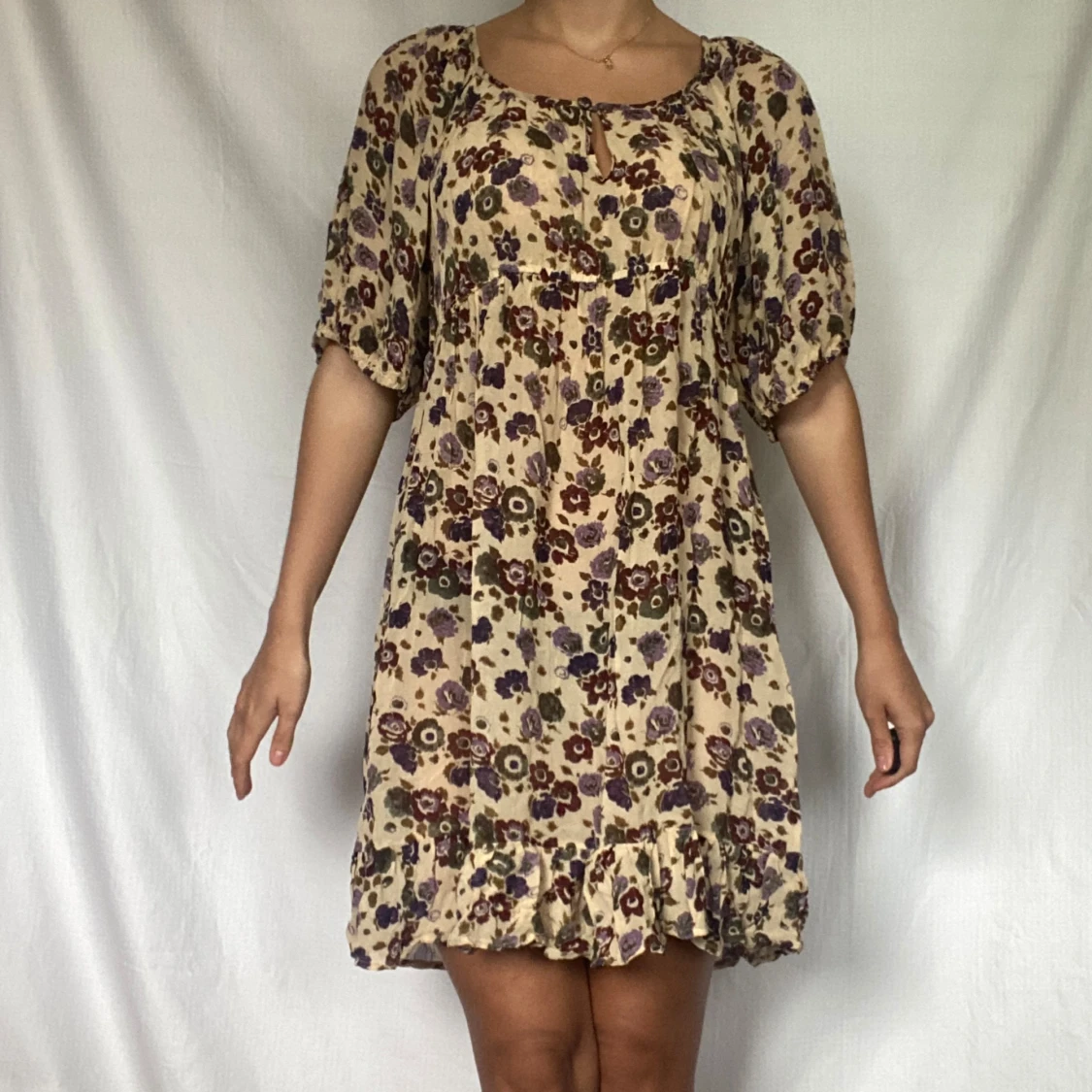 Blommig kortklänning med volangdetaljer