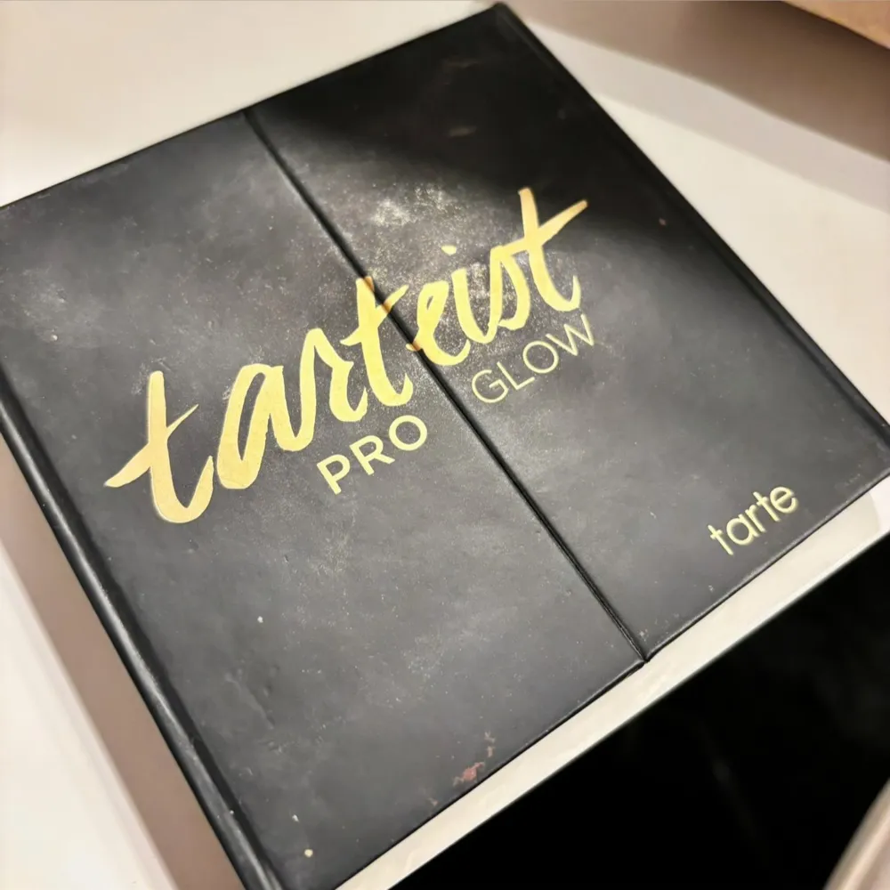 Säljer en superfin Tarteist Pro Glow Palette från Tarte. Den har sex olika nyanser som är perfekta för att skapa en glowy look. Paletten innehåller både highlighters och bronzers i varma, skimrande toner. Perfekt för att ge ansiktet en snygg kontur och lyster!. Skönhet.