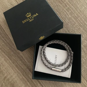 Skultuna Armband Herr - Säljer mitt herr armband från Skultuna värt 1500kr, har aldrig används, Storleken är S