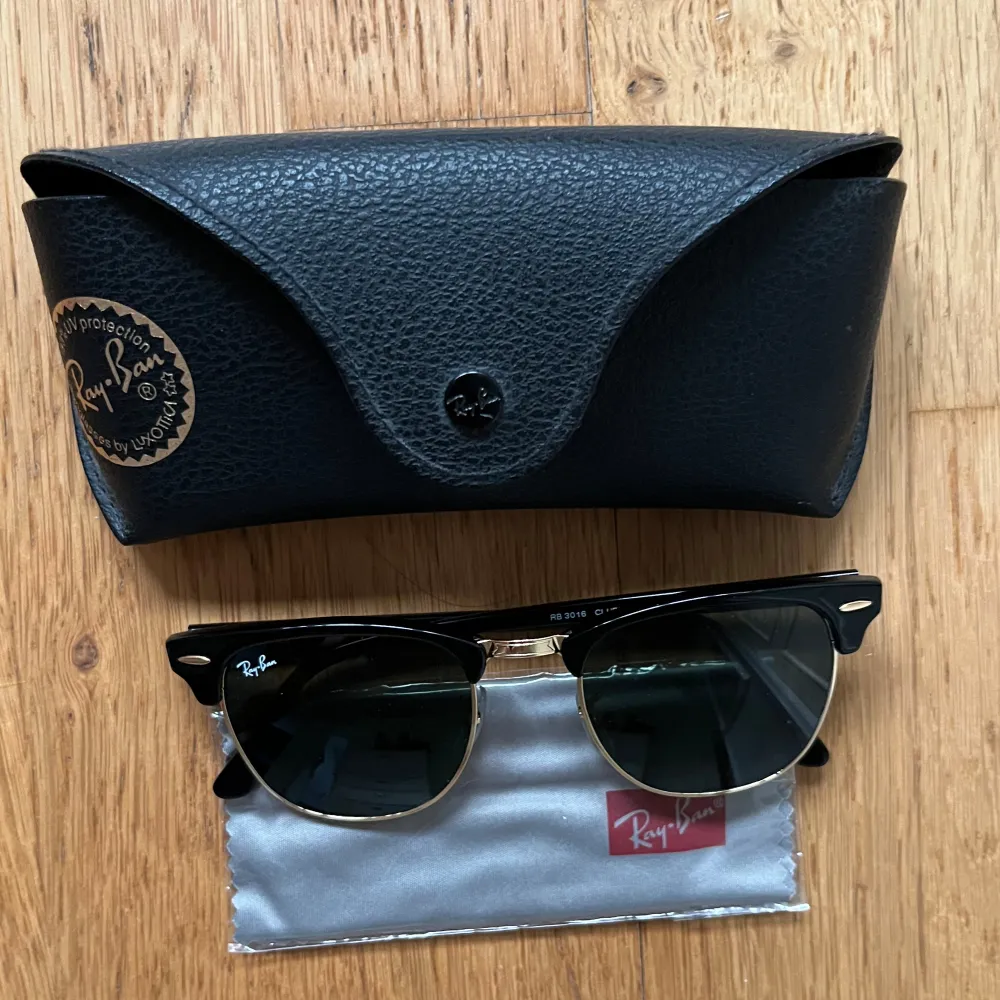 Säljer mina ray-ban clubmaster som aldrig är använda, självklart helt äkta! Säljer för 650 kr! Pris går att diskutera!. Övrigt.