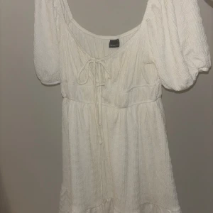 Vit klänning - Denna är jättefin, har haft på mig en gång