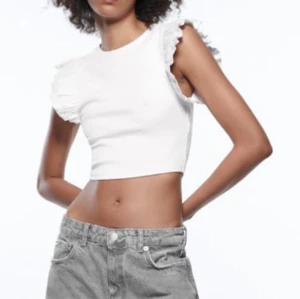 Vit volangtopp - Säljer denna fina topp från Zara då den är för liten för mig. Skulle säga att den är mer som S än M. Endast använd ett fåtal gånger🤍