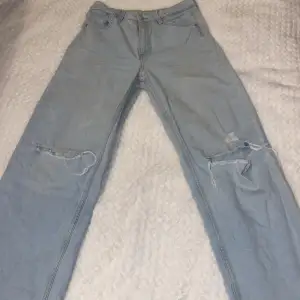 Helt okej skick lite små fläckar här o där. Högmidjade wide jeans från HM