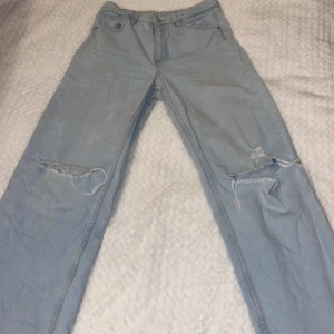 Ljus blåa ripped jeans  - Helt okej skick lite små fläckar här o där. Högmidjade wide jeans från HM