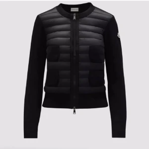 Byte  - Tyvärr är min nya moncler cardigan i storlek S för stor för mig, söker någon som skulle vara intresserad av att byta en i storlek Xs. Moncler cardigan är i svart och i storlek S, söker en i Xs!